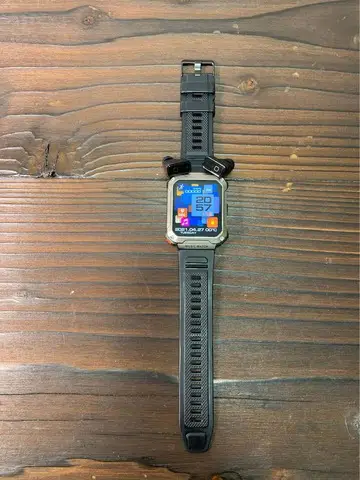 Smartwatch cu casti integrate si functie de reportofon