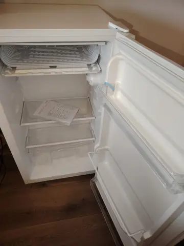 Frigider 90 L cu congelator mic