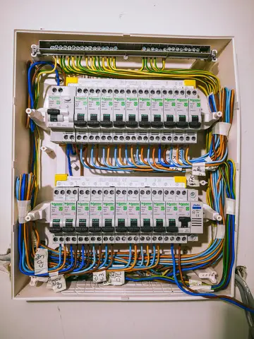 Electrician cu experienta execut lucrari electrice