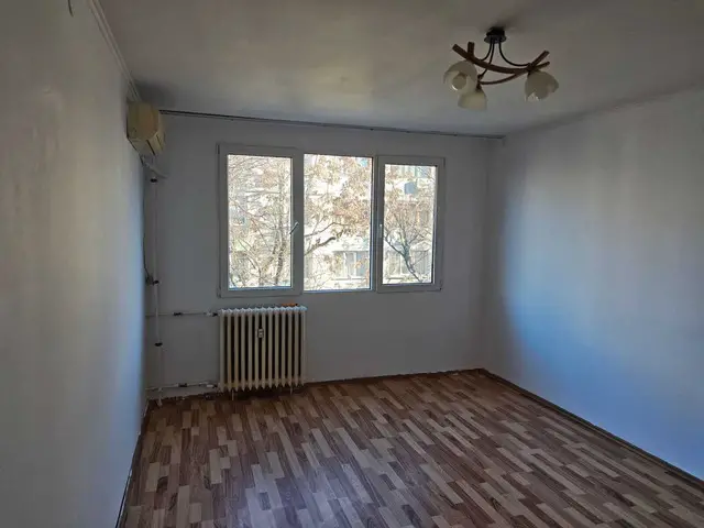 Emil Racovita, 3 camere, 5 minute de metrou