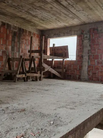 Casa la rosu