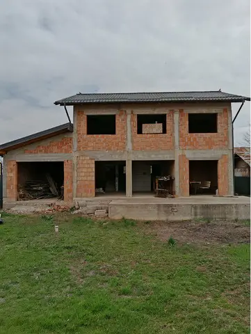 Casa la rosu