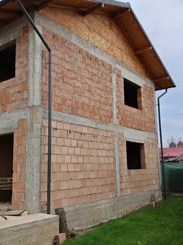 Casa la rosu