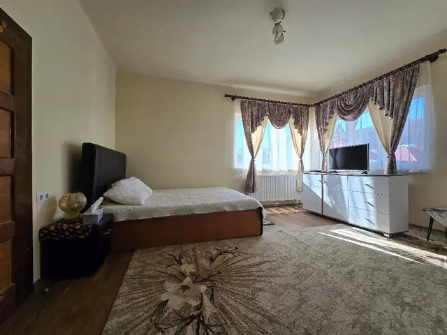 Inchiriez garsoniera la casa suprafata mare