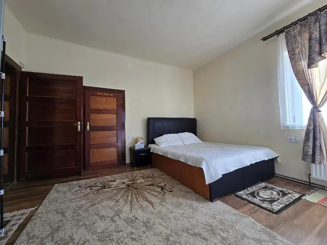 Inchiriez garsoniera la casa suprafata mare
