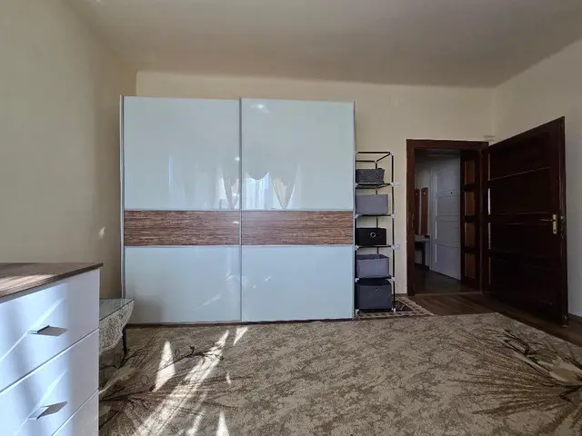 Inchiriez garsoniera la casa suprafata mare