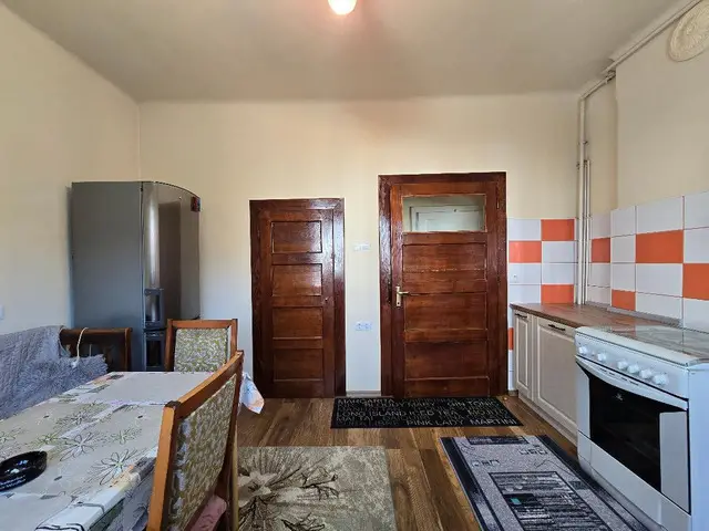 Inchiriez garsoniera la casa suprafata mare