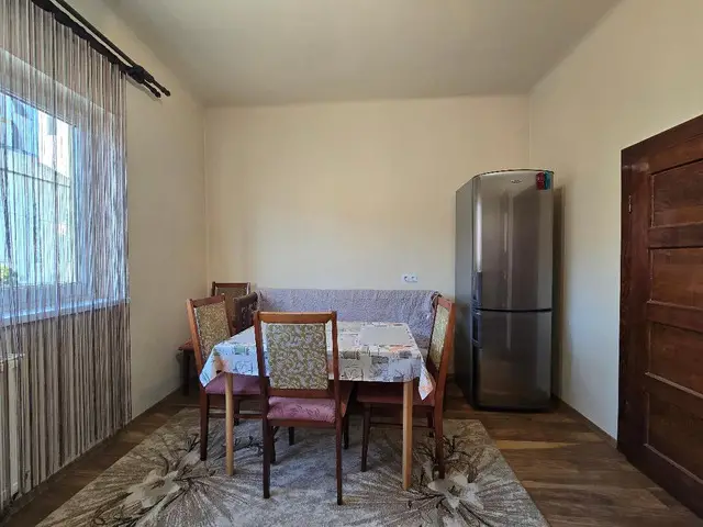 Inchiriez garsoniera la casa suprafata mare