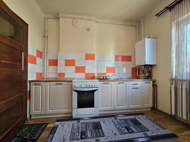 Inchiriez garsoniera la casa suprafata mare