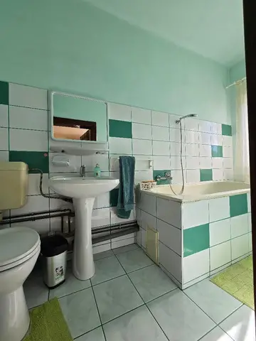 Inchiriez garsoniera la casa suprafata mare