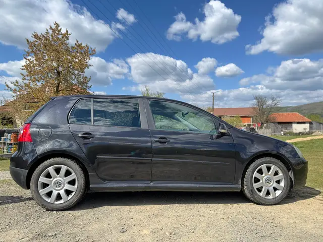Vand Golf 5 1.6 FSI ). Nu sunt interesat de schimburi.