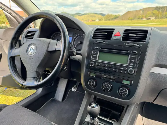 Vand Golf 5 1.6 FSI ). Nu sunt interesat de schimburi.