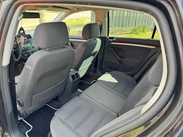 Vand Golf 5 1.6 FSI ). Nu sunt interesat de schimburi.