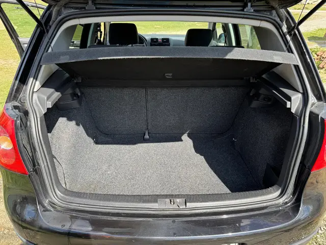 Vand Golf 5 1.6 FSI ). Nu sunt interesat de schimburi.