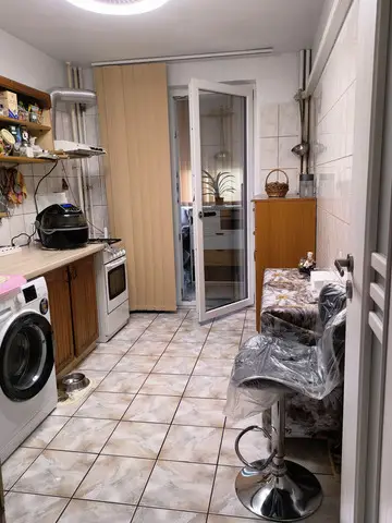 Apartament 2 camere , etaj 2 , km 0 ( cu loc parcare ).