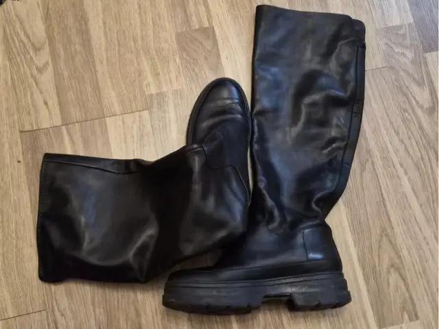 Vand cizme,piele naturala neagra.Pret 200 lei,neg