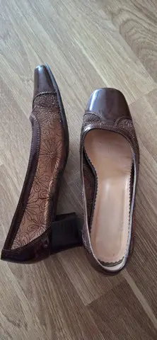Vand pantofi dama negri si maro.Pret neg