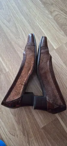 Vand pantofi dama negri si maro.Pret neg
