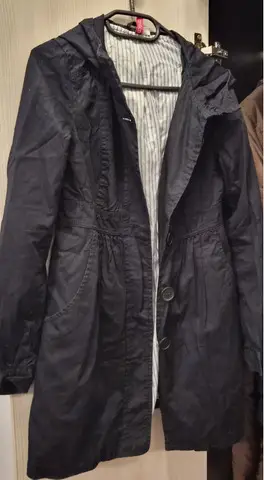Vand geci,trench,pret 75 lei buc,pret neg.Marimi 34-44