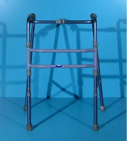 Cadru pasitor pentru mers din aluminiu  Invacare