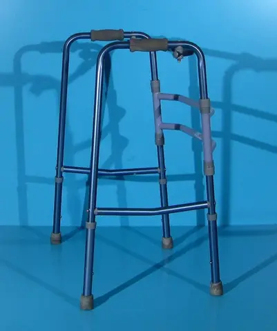 Cadru pasitor pentru mers din aluminiu  Invacare
