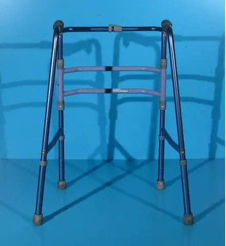 Cadru pasitor pentru mers din aluminiu  Invacare