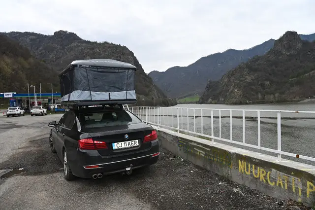 Inchiriez cort auto rooftop Premium