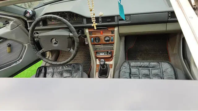 Mercedes Benz 200 Limusine W124, benzina, an  1986