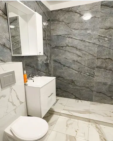 Vand garsoniera in bloc nou