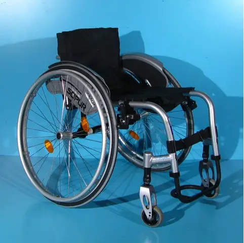 Scaun cu rotile din aluminiu activ  Sopur