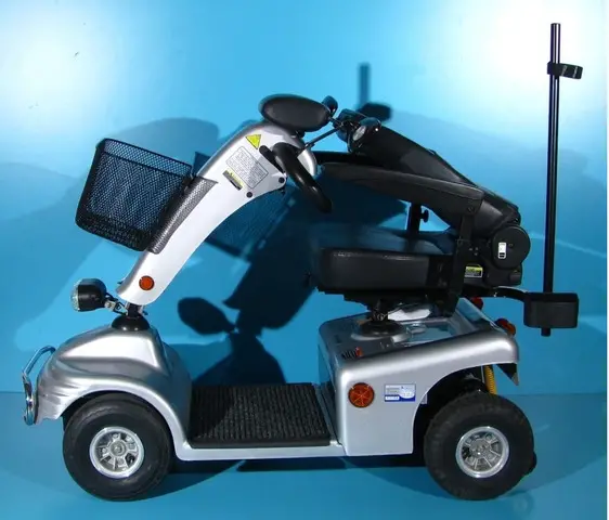 Scuter electric cu 4 roti pentru batrani