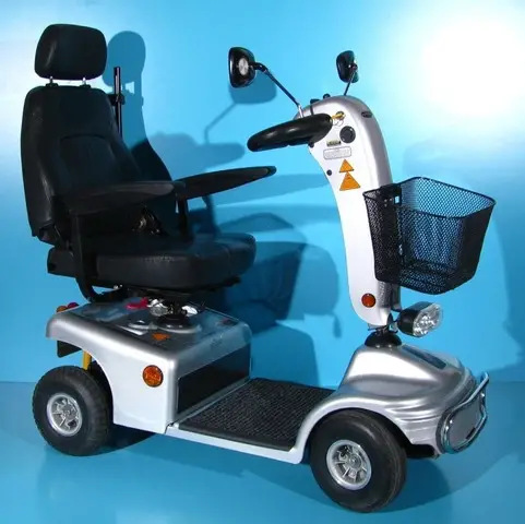 Scuter electric cu 4 roti pentru batrani