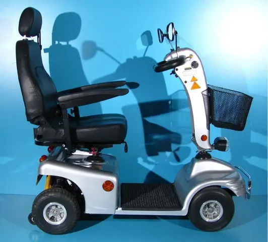 Scuter electric cu 4 roti pentru batrani