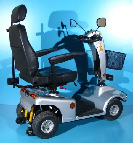 Scuter electric cu 4 roti pentru batrani