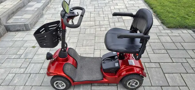 SCUTER ELECTRIC PENTRU MOBILITATE