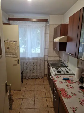 Inchiriez apartament semidecomandat 2 camere.
