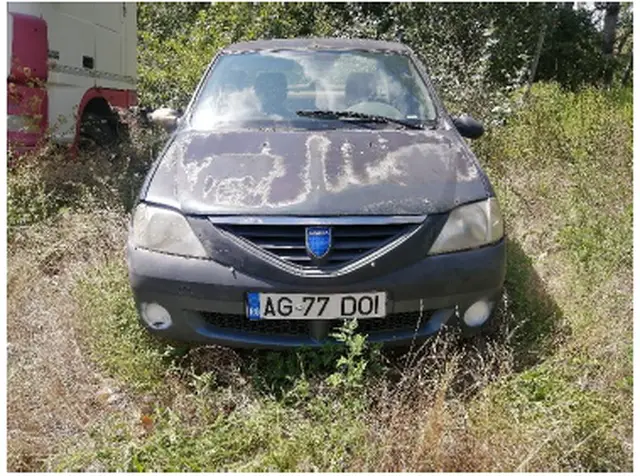 Dacia Logan si motocicleta Yamaha FZ 750 pentru piese