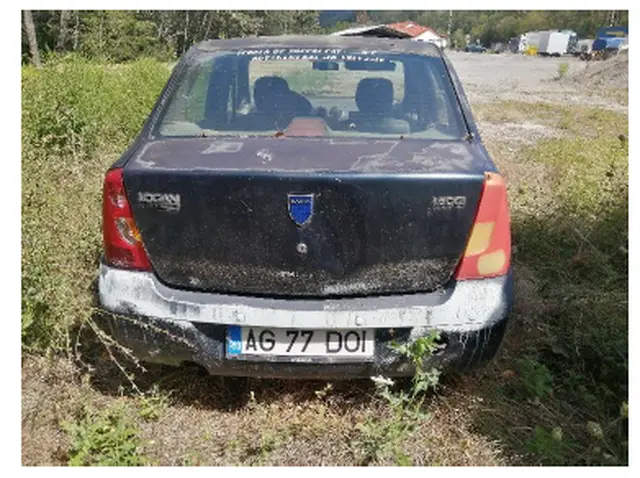 Dacia Logan si motocicleta Yamaha FZ 750 pentru piese
