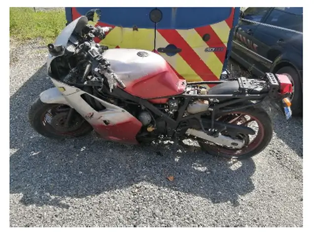 Dacia Logan si motocicleta Yamaha FZ 750 pentru piese