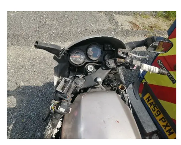 Dacia Logan si motocicleta Yamaha FZ 750 pentru piese