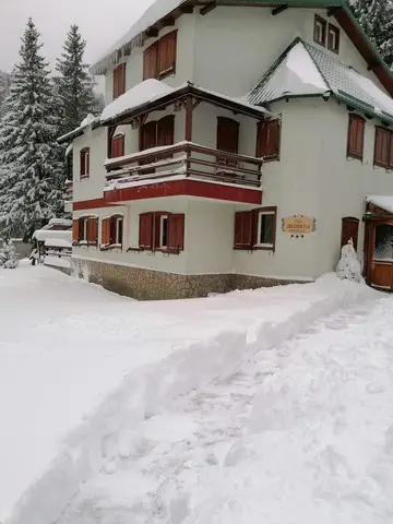 Vindem casa de vacanta pe Valea Prahovei