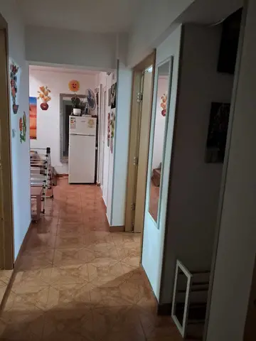 Inchiriez camera demisol