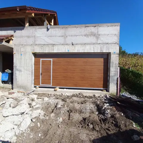 Usa de garaj sectionala Stejar Auriu